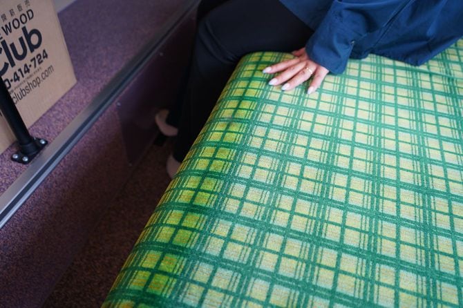 座席シートはチェック柄。