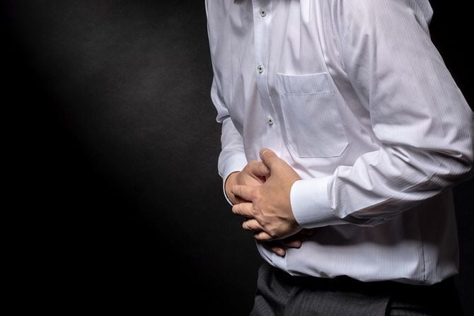 おなかの不調に苦しむ男