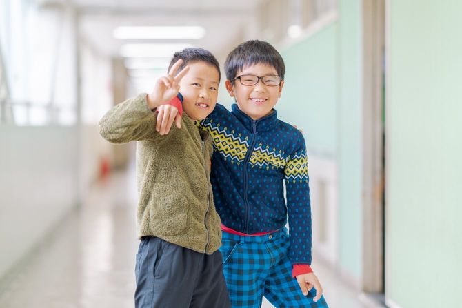 教室の前で仲の良い少年二人