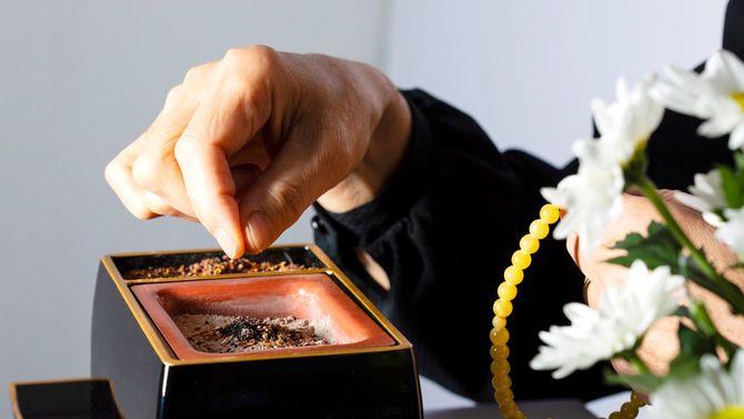 焼香する女性の手元