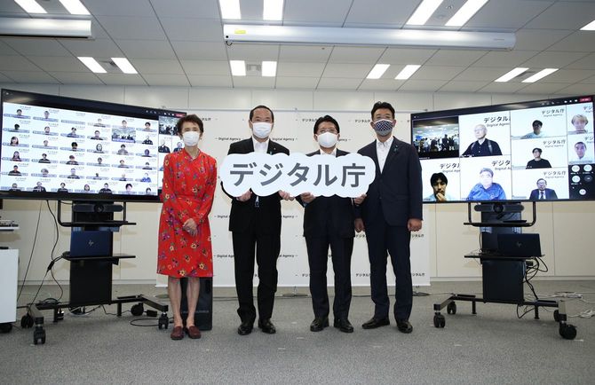 デジタル庁/撮影に応じる平井デジタル相ら