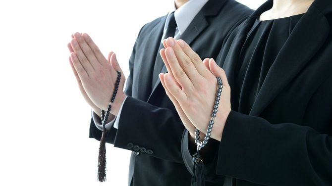 手を合わせる男女