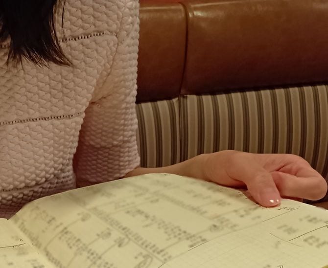 家計簿を見ている小和田さん