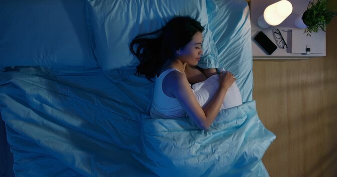 眠る女性