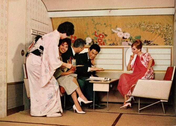 JAL公式絵葉書より。DC-8ラウンジのサービス。