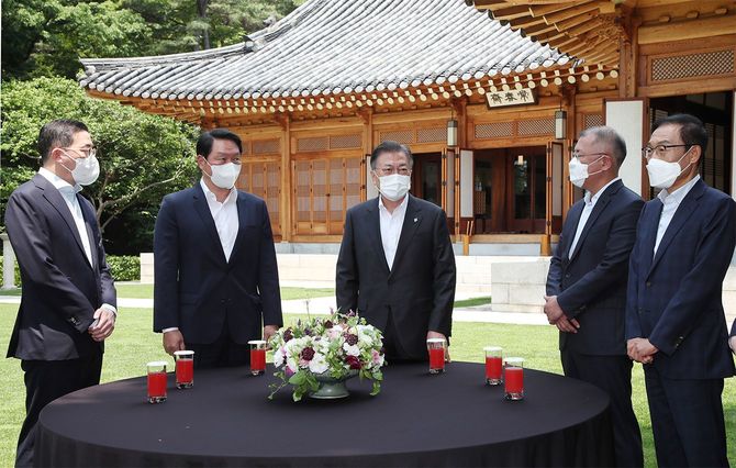 ソウルの韓国大統領府で、文在寅大統領(中央)と面会するサムスン、現代自動車など4大財閥の代表(韓国・ソウル)=2021年6月2日