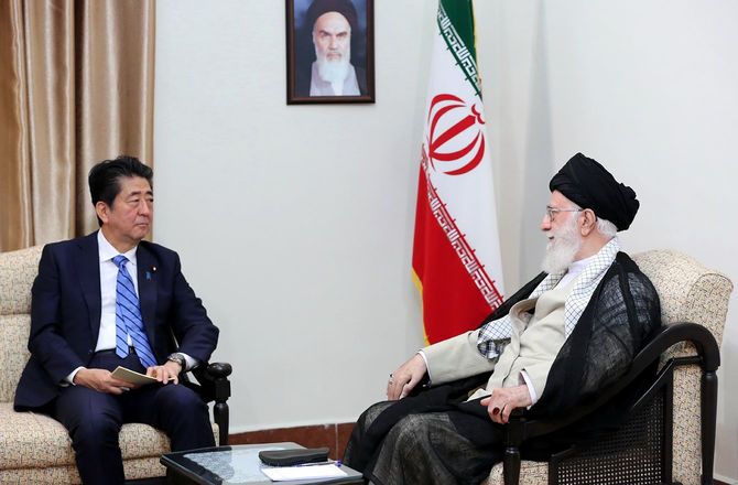 2019年6月13日、イラン・イスラム共和国を訪問しセイエド・アリ・ハメネイ最高指導者と会談する安倍晋三首相（肩書は当時）