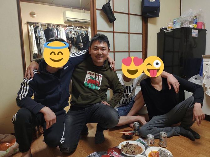 愛知県小牧市内、当時30代後半の日本人女性を無免許運転の上でひき逃げして逃走し重傷を負わせたボドイ(技能実習先から逃亡したベトナム人)の自宅を訪ね、同居人たちからの聞き込み後に記念撮影をした筆者。