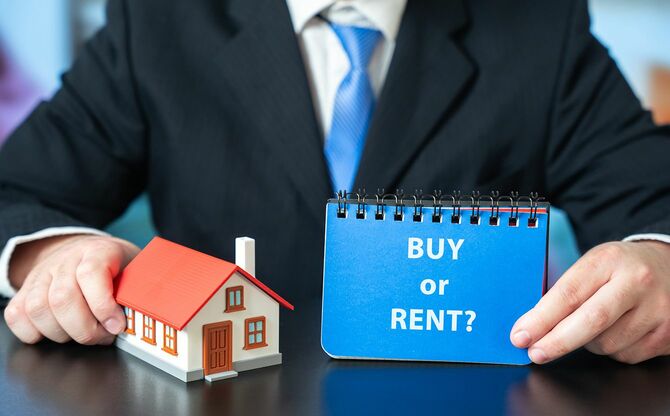家の模型とBUY or RENTの文字