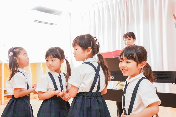 幼稚園で歌う子供たち