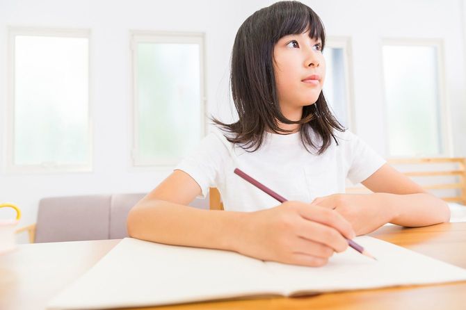 勉強をする子供