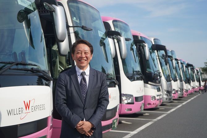 WILLER EXPRESS本社にあるバス集積所で撮影に応じる平山社長