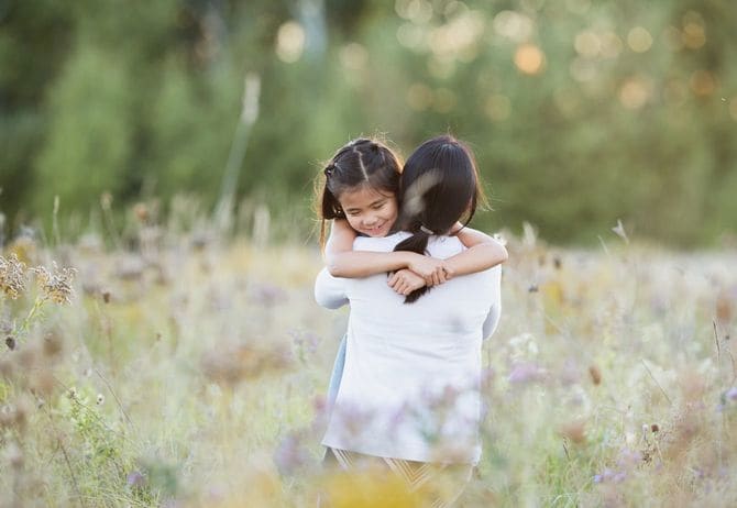 母親を抱きしめる女の子