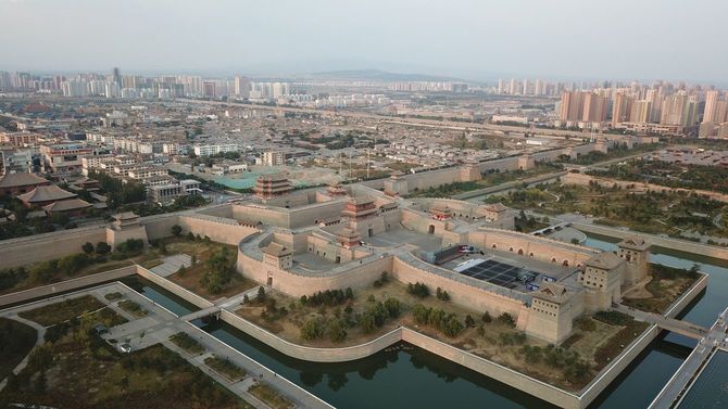 大同市の旧市街にある南城門、甕城、および堀