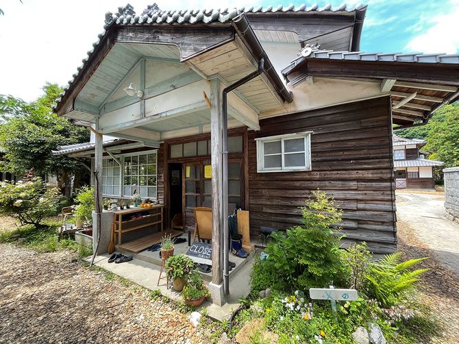 改修を終え、周囲の景観の溶け込む旧梶原医院。現在はまめな食堂として交流の場になっている