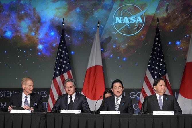 日米宇宙協力枠組み協定への署名式に参加した(左から)ビル・ネルソンNASA長官、アントニー・ブリンケン米国務長官、岸田文雄首相、林芳正外相=2023年1月13日、ワシントンDC
