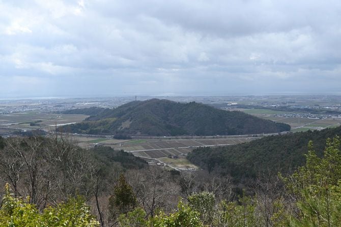小谷城から虎御前山を望む
