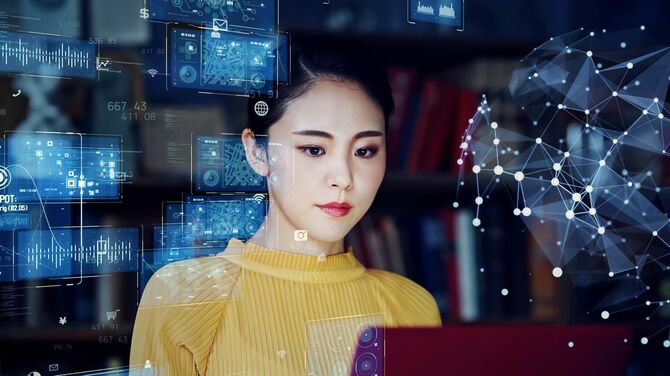 ログラムスクリーンを見ている若い女性