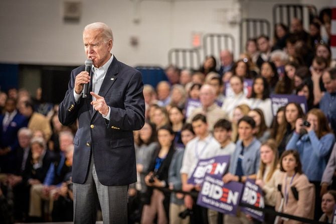 2020年2月2日、アイオワ州の党員集会の前日、ジョー・バイデン副大統領はハイアット中学校で選挙集会を開いた