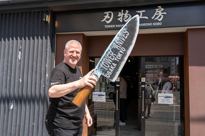 「タワーナイブズ大阪」前にて