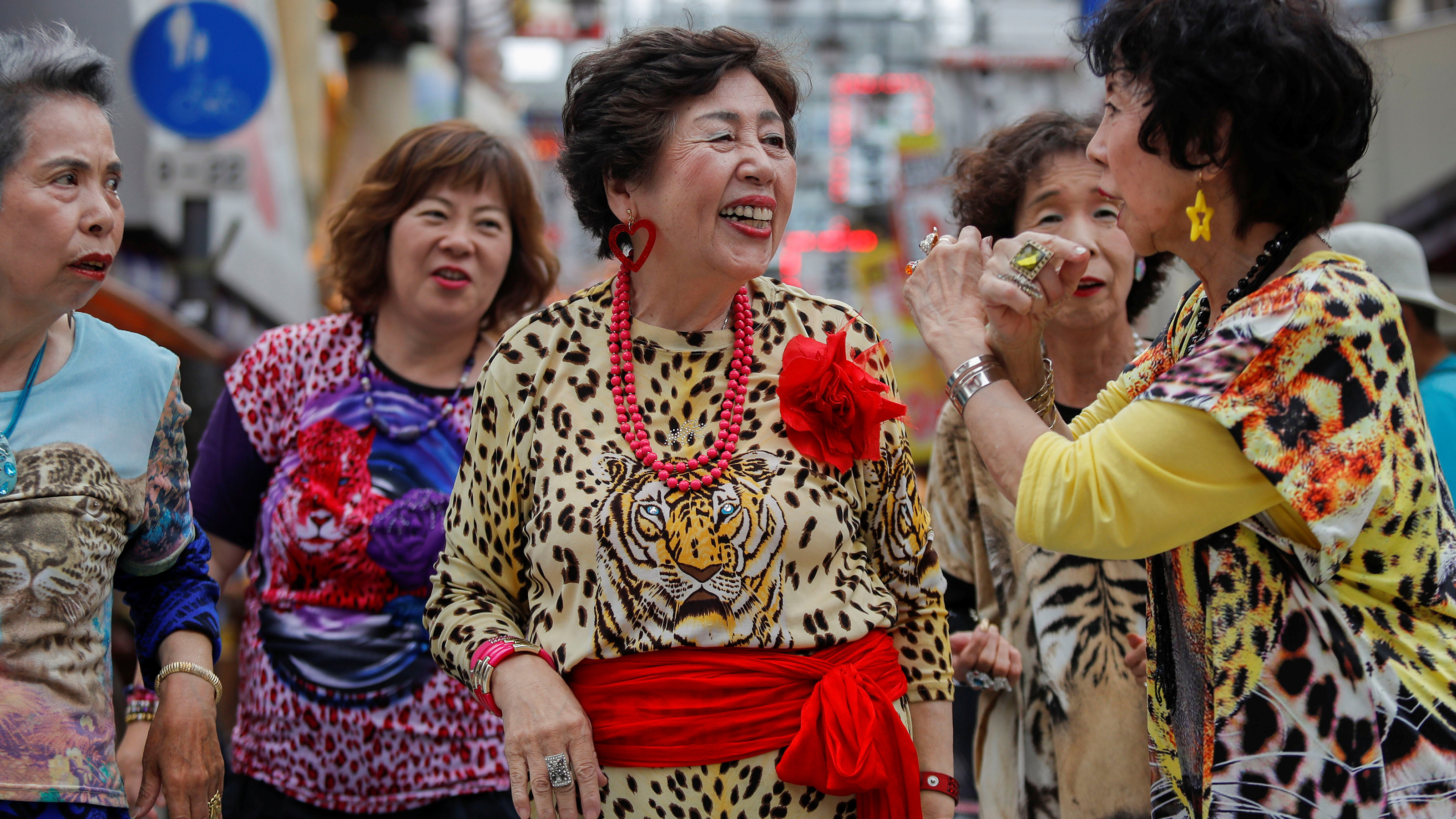 大阪のおばちゃん は中国人向けの観光資源だ 服装が派手 世話好き 親しみやすい President Online プレジデントオンライン