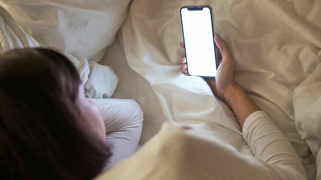 だからスパッと寝てスッキリ起きられる…無理なく｢毎朝5時起きができる人｣が寝る前にスマホを置く場所 朝活の達人が夜9時以降に絶対やらないと決めていること