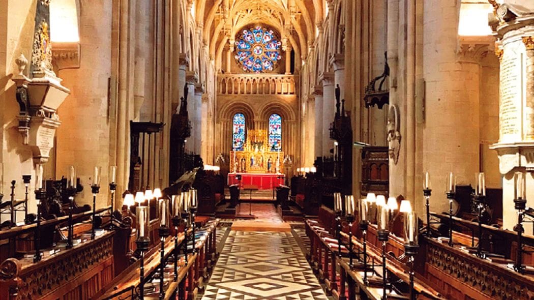 試験はスーツ着用必須､週末は黒いガウンでディナー…日本人は理解に苦しむ世界ランク1位大学の独自ルール 授業は教授の部屋で1対3の少人数でゴン詰めされる