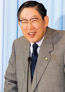 <strong>奥田 碩●トヨタ自動車相談役</strong><br>1932年、三重県生まれ。55年一橋大学商学部を卒業後、トヨタ自動車販売入社。79年豪亜部長。82年トヨタ自動車に社名変更、同年取締役。87年常務、88年専務、92年副社長、95年社長、99年会長、2006年より現職。社長在任時にハイブリッド車「プリウス」の発売やF1への参戦など前例のない挑戦を決め、見事に成功させた。