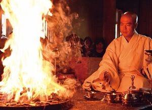 慈眼寺で定期的に行われる護摩修法。大阿闍梨を慕って、訪れる起業家や著名人も少なくない。