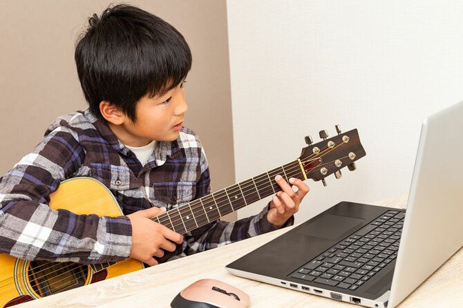 ギターの練習をする子供