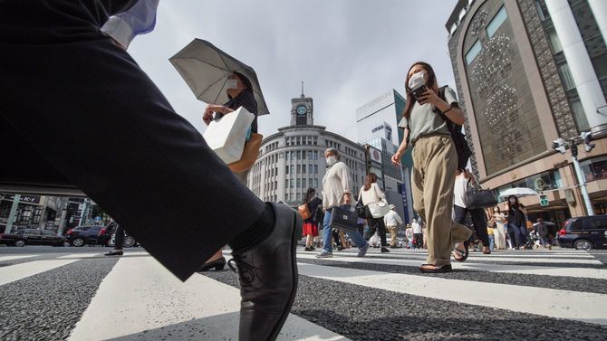 東京・銀座を歩くマスク姿の人たち。都内で新たに400人を超える新型コロナウイルス感染者が確認された＝2020年7月31日