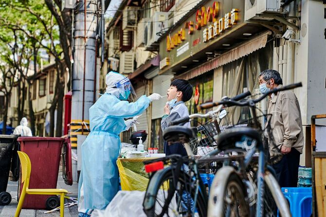 ロックダウン中の中国・上海で新型コロナのPCR検査をする人たち