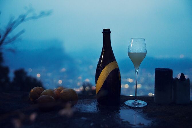 純米大吟醸と三角島産のオーガニックレモンを掛け合わせたスパークリング酒「ミカドレモン」
