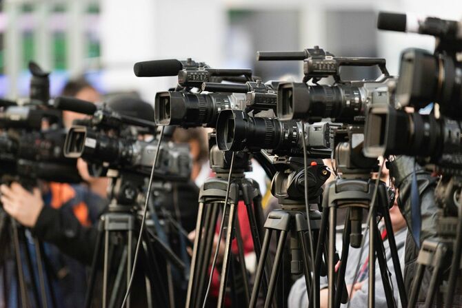 記者会見場に並ぶ多数のテレビカメラ