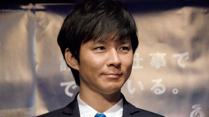 「2014年度ジョージア魂賞」の表彰式で司会をするタレントの渡部建さん（東京都港区のグランドプリンスホテル高輪＝2014年11月27日）