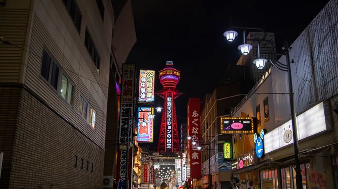 2020年12月5日、アラートレベルが引き上げられ、赤く染まる通天閣。大阪