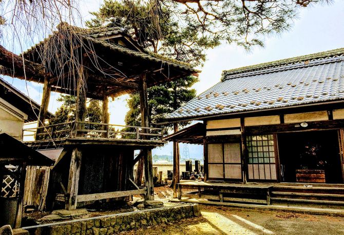 長野県のある寺の鐘楼堂は、梵鐘が金属供出で取り外されたままになっている