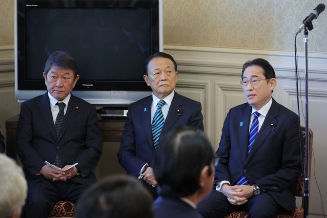 自民党両院議員総会に臨む(右から)岸田文雄首相(同党総裁)、麻生太郎副総裁、茂木敏充幹事長