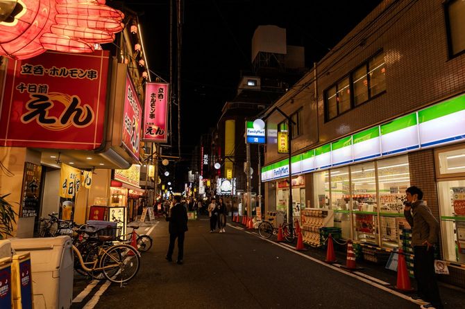 夜の繁華街にあるファミリーマート