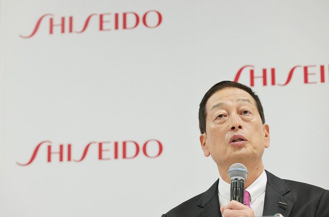 記者会見で質問に答える資生堂の魚谷雅彦社長兼最高経営責任者（CEO）※肩書は当時（2022年11月10日、東京都港区）