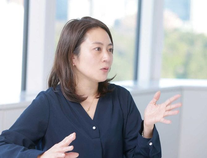 尾崎英子 大阪府生まれ、東京都在住。早稲田大学教育学部国語国文科卒。 『小さいおじさん』で第15回ボイルドエッグズ新人賞を受賞して作家デビュー。 著書に『ホテルメドゥーサ』『有村家のその日まで』など。 中学受験小説『きみの鐘が鳴る』(ポプラ社)が話題。今号より連載小説が開始(P.90)。