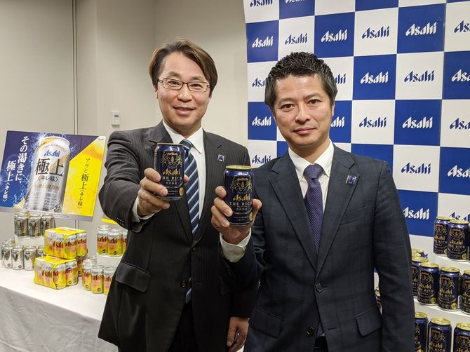 3月16日付で社長に就任するアサヒビールの松山一雄専務（写真左）＝2020年2月5日、東京都千代田区