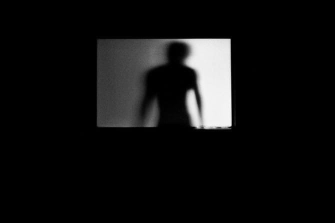 窓に映る男性のシルエット