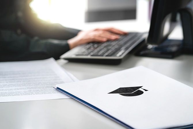 学生のカレッジや大学のアプリケーションを作成します