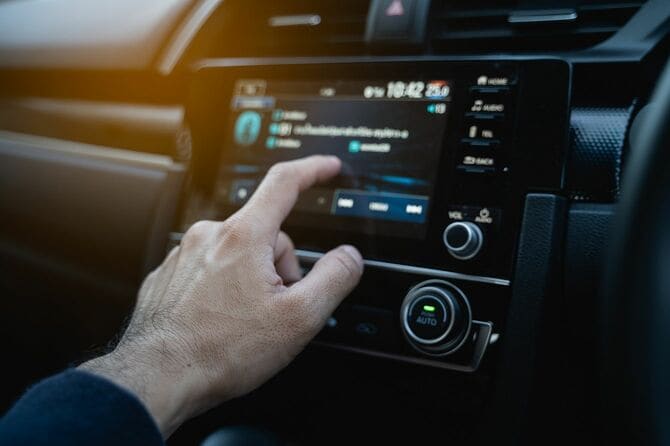 車内のオーディオを操作するドライバー