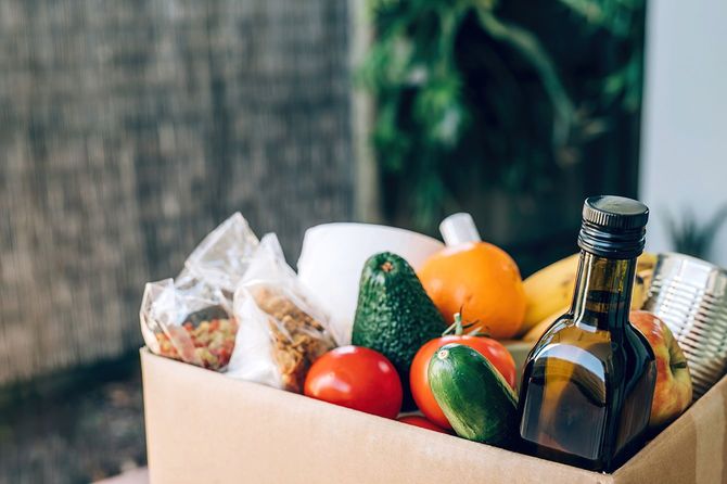 木製のテーブルに食べ物