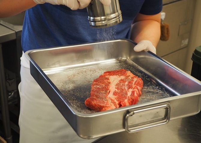 牛肉は友人の卸業者から格安で仕入れている