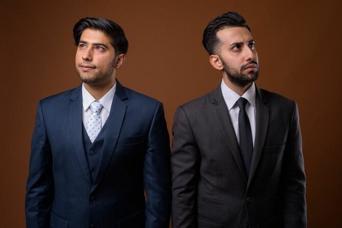 顔を背けあう二人のビジネスマン