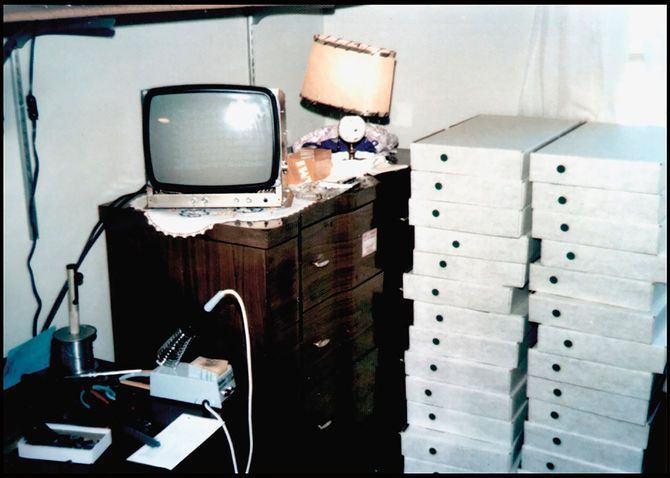 ここから始まり世界屈指の巨大企業に――。若き日のジョブズの寝室に積み上げられた、アップルコンピュータ初の製品「アップルI」の最初の生産分を詰めた箱。撮影もジョブズ自身。(1976年)