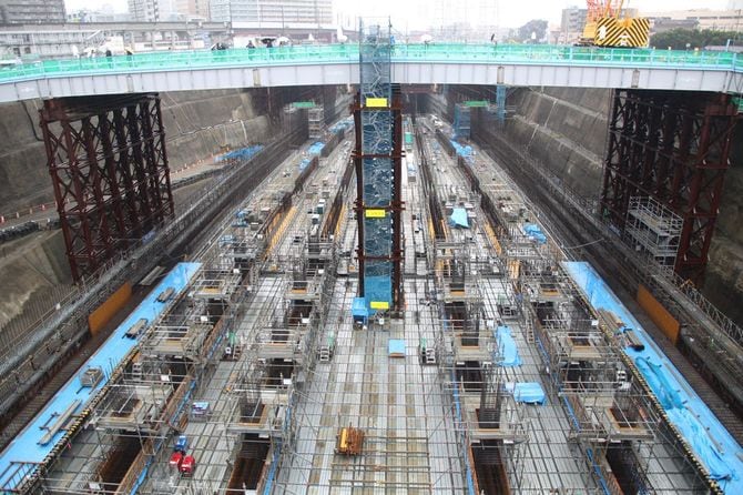 建設中の神奈川県駅（仮称）。土台部分をみると、将来設置されるホームの場所がわかる。さがみはらリニアフェスタ2025にて。2025年10月25日撮影。